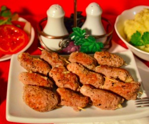 Свиные рулетики с сыром и чесноком (рецепт)