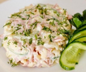 Салат с ветчиной и сыром (рецепт)
