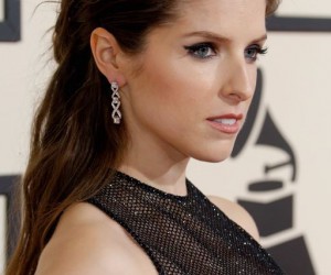 Анна Кендрик и Румер Уиллис на Grammy Awards 2016