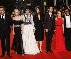 Актеры на премьере биографической драмы «Танцовщица» в Каннах