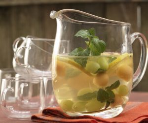 Белая сангрия с виноградом и дыней (рецепт)